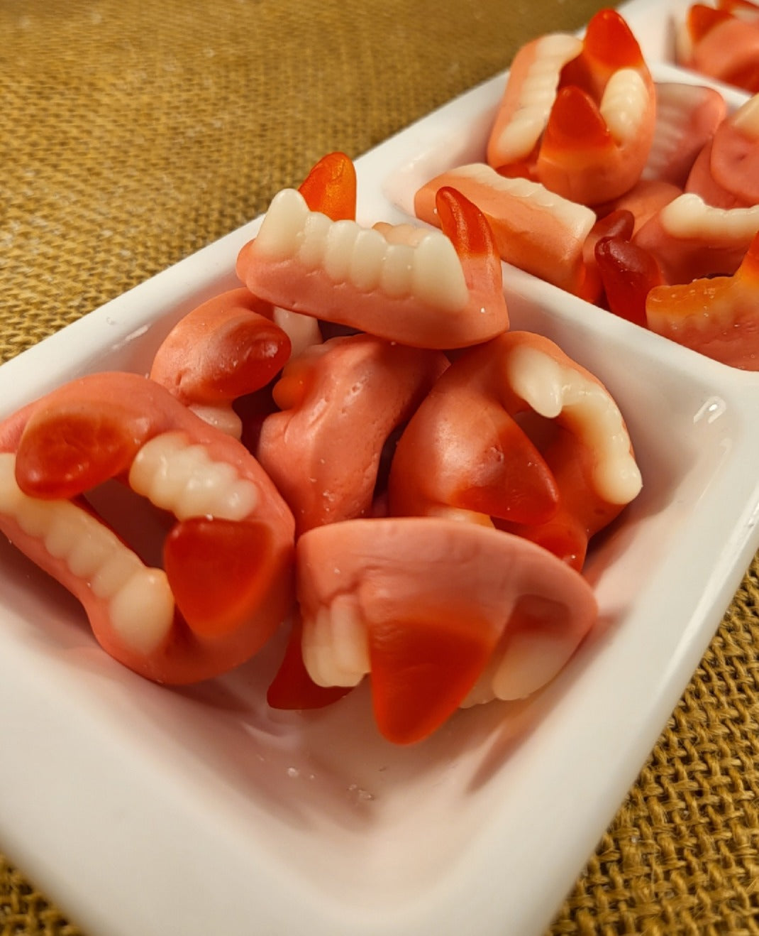 Bonbon en forme de dent de dracula aux gout fruité dans la boutique Ali Bonbec en deux version  100g et 500g