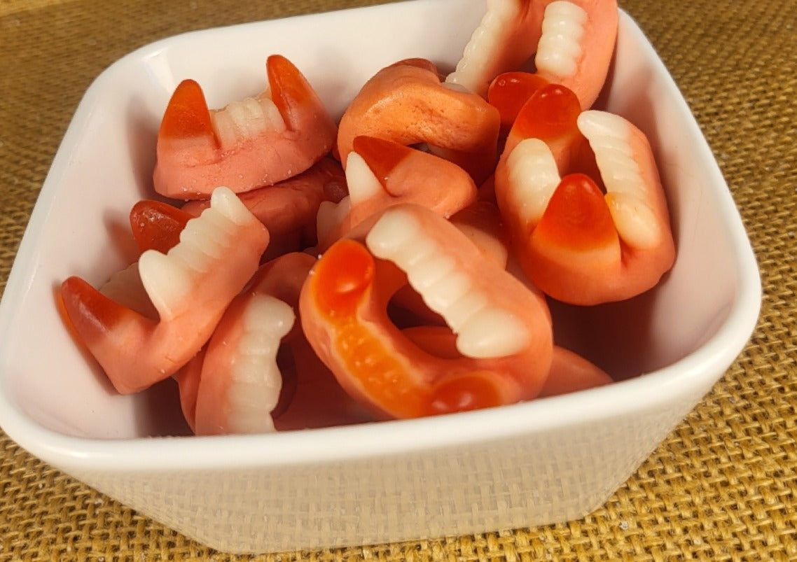 Bonbon en forme de dent de Dracula aux gout fruité dans la boutique Ali Bonbec en deux version  100g et 500g
