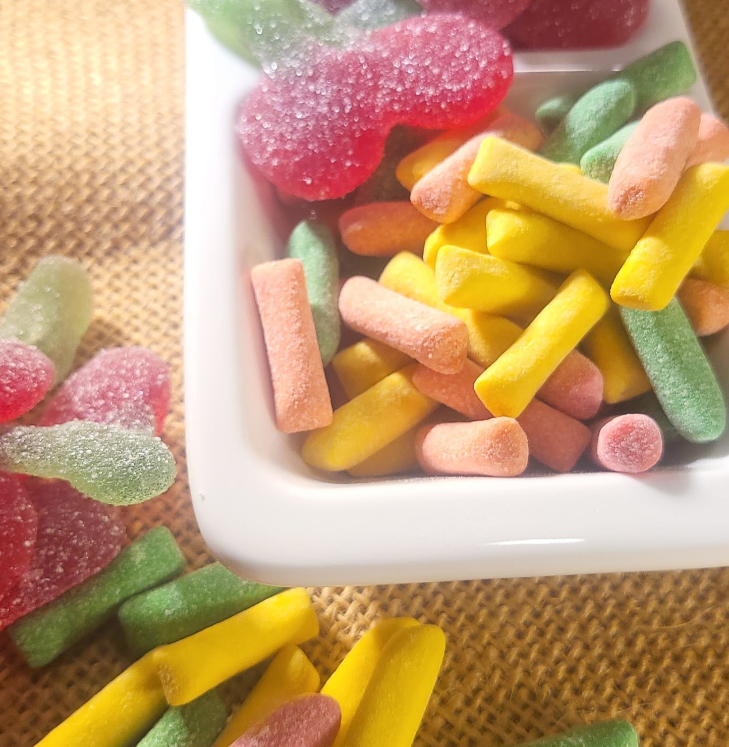 Bonbon en forme de craie aux gout fruité et acidulé de la marque Haribo dans la boutique Ali Bonbec en deux version  100g et 500g

